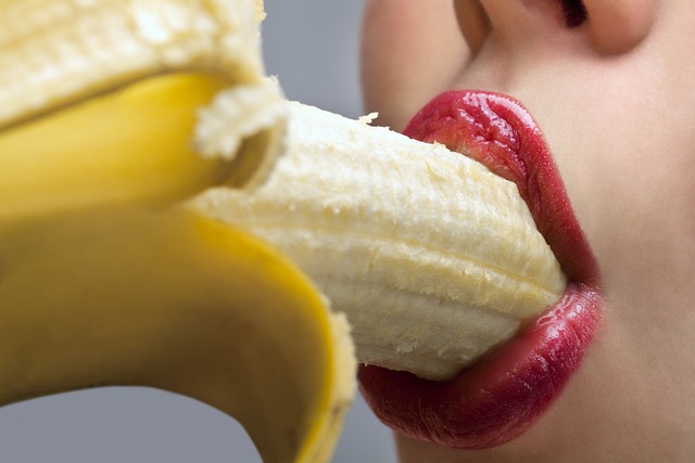 banán v ústech