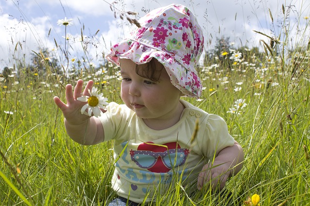 holčička v trávě, květina, klobouček