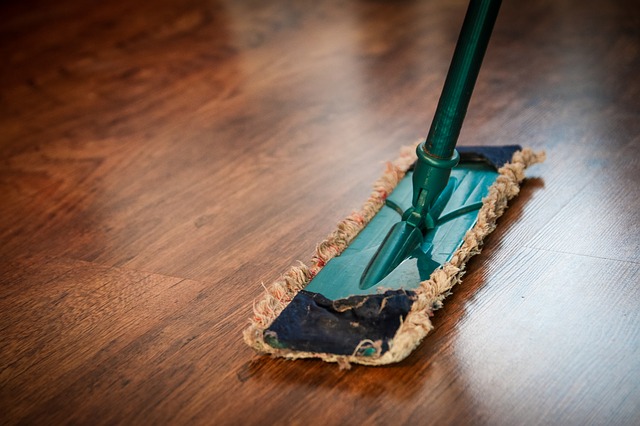 čištění podlahy